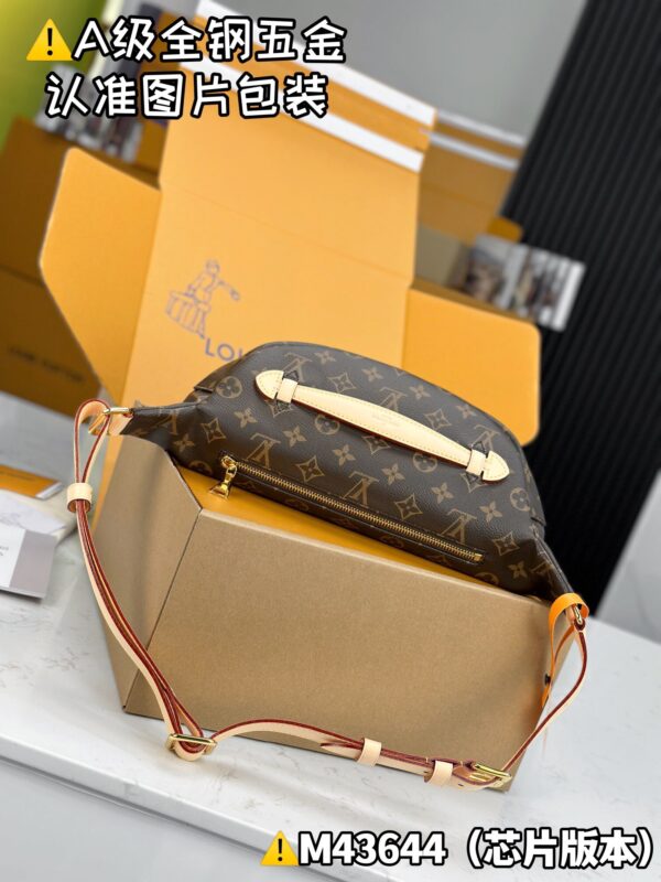 img_0125 BUMBAG M43644 Size 37x14x13 cm
