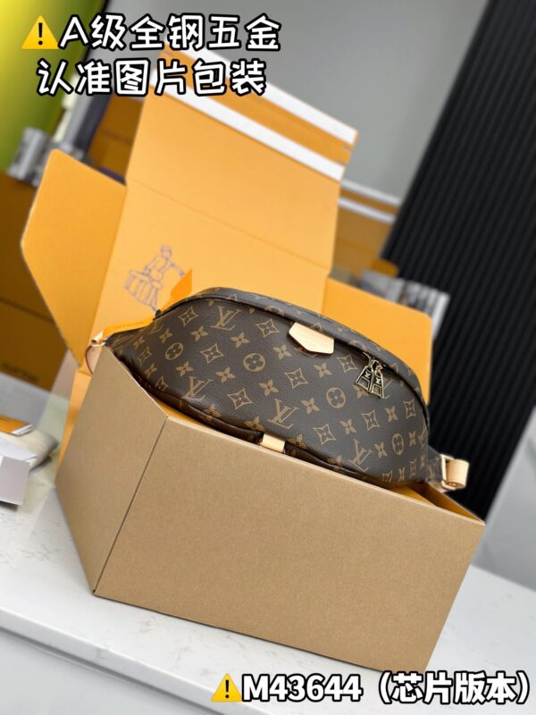 img_0126 BUMBAG M43644 Size 37x14x13 cm