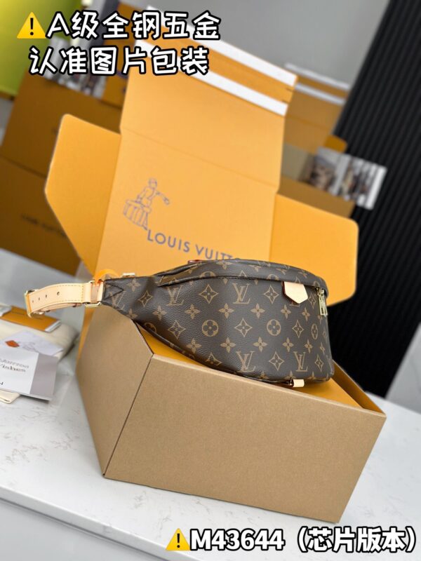 img_0127 BUMBAG M43644 Size 37x14x13 cm