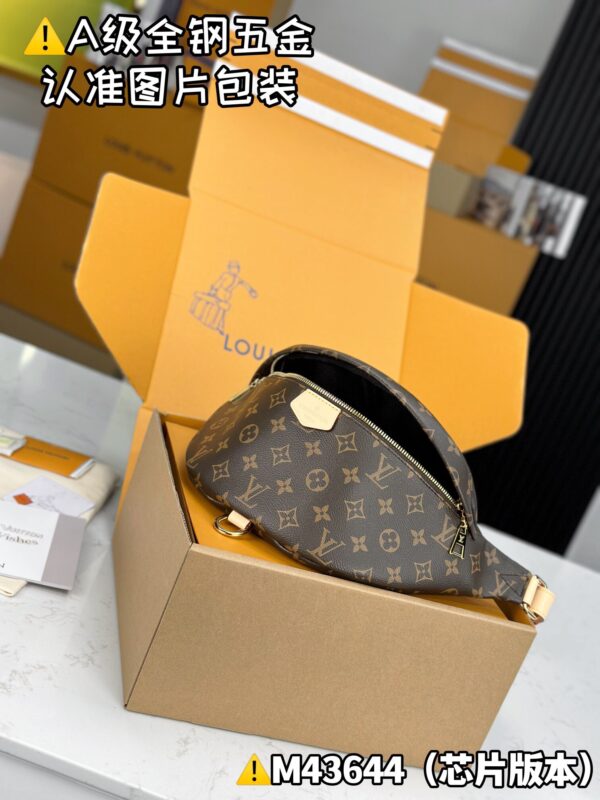 img_0128 BUMBAG M43644 Size 37x14x13 cm