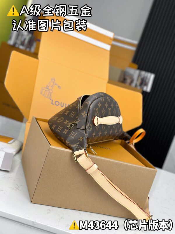 img_0129 BUMBAG M43644 Size 37x14x13 cm
