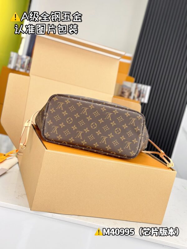 img_0202 NEVRFULL Medium M40995 Size 32x28x14 cm