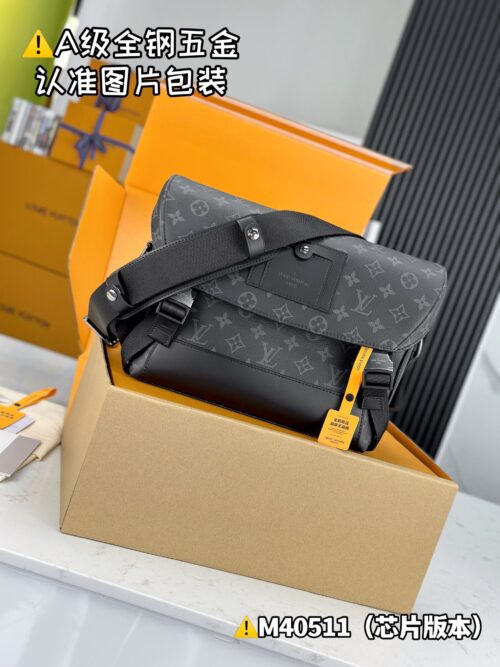Voyager Small Messenger Bag M40511 Size 33x22.5x11 cm