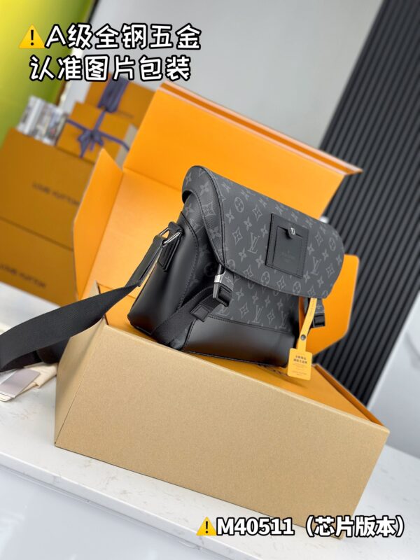 img_0308 Voyager Small Messenger Bag M40511 Size 33x22.5x11 cm