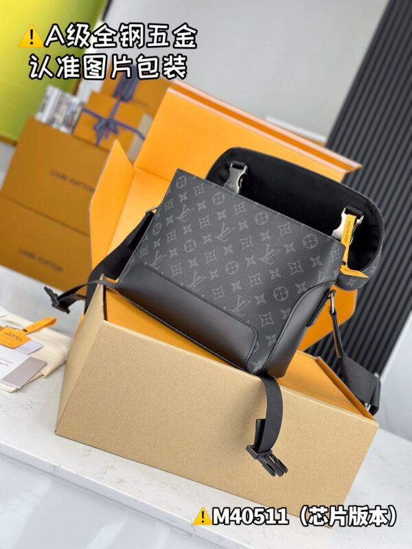 img_0309 Voyager Small Messenger Bag M40511 Size 33x22.5x11 cm
