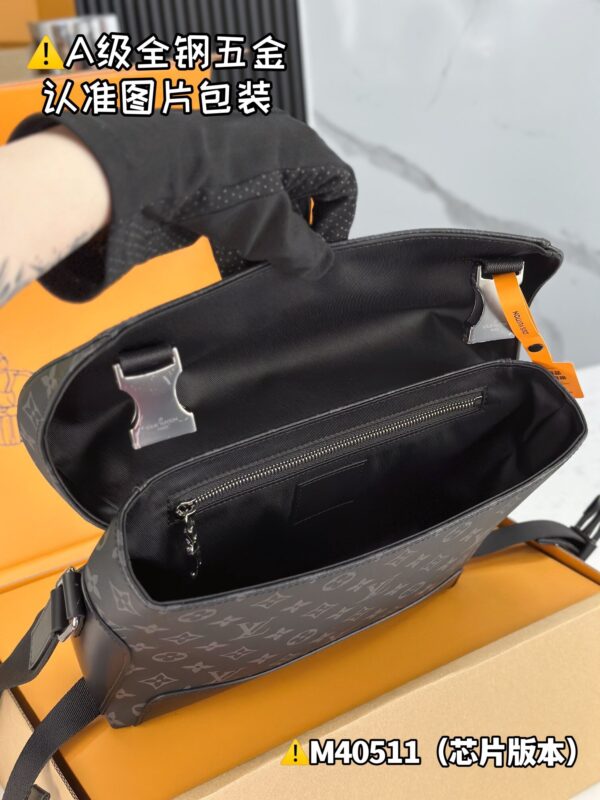img_0311 Voyager Small Messenger Bag M40511 Size 33x22.5x11 cm