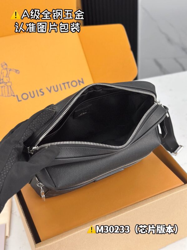 img_0347 OUTDOOR Messenger Bag M30233 Size 26x20x10.5 cm