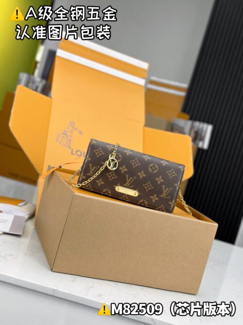 WALLET ON CHALN LlLY M82509 Size 20x10x3 cm