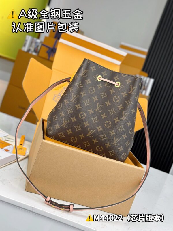 img_0610 NEONOE Medium M44022 Size 26x26x17.5 cm