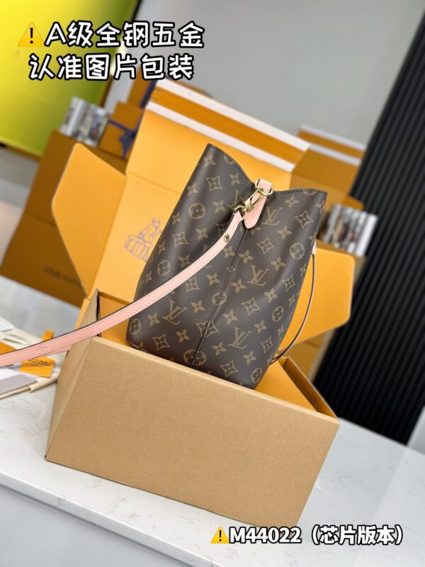 img_0611 NEONOE Medium M44022 Size 26x26x17.5 cm