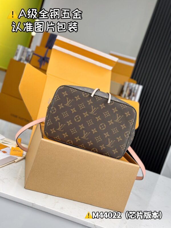 img_0612 NEONOE Medium M44022 Size 26x26x17.5 cm