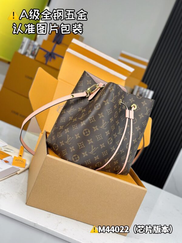 img_0614 NEONOE Medium M44022 Size 26x26x17.5 cm
