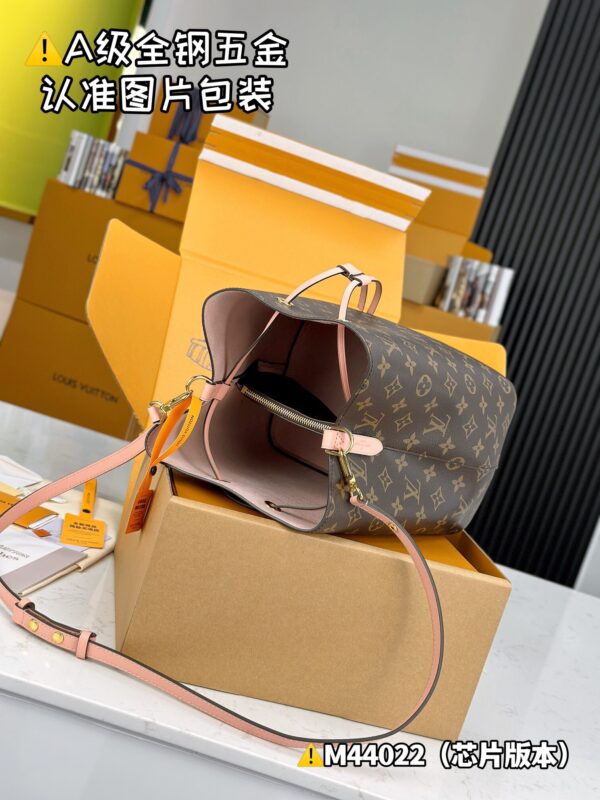img_0616 NEONOE Medium M44022 Size 26x26x17.5 cm