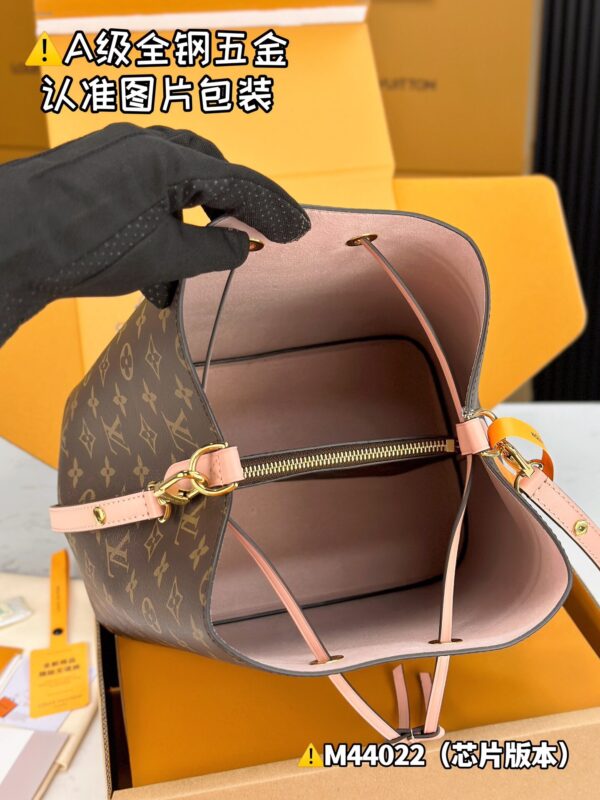 img_0617 NEONOE Medium M44022 Size 26x26x17.5 cm