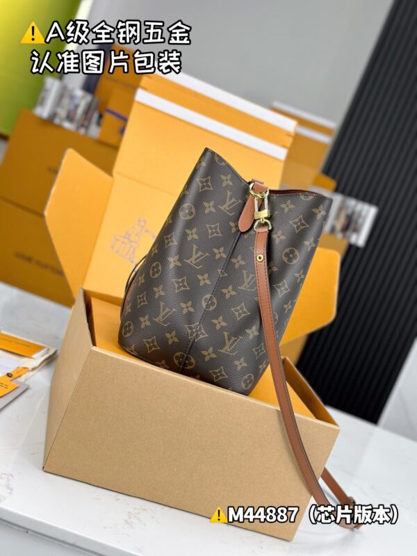 img_0647 NEONOE Medium M44887 Size 26x26x17.5 cm
