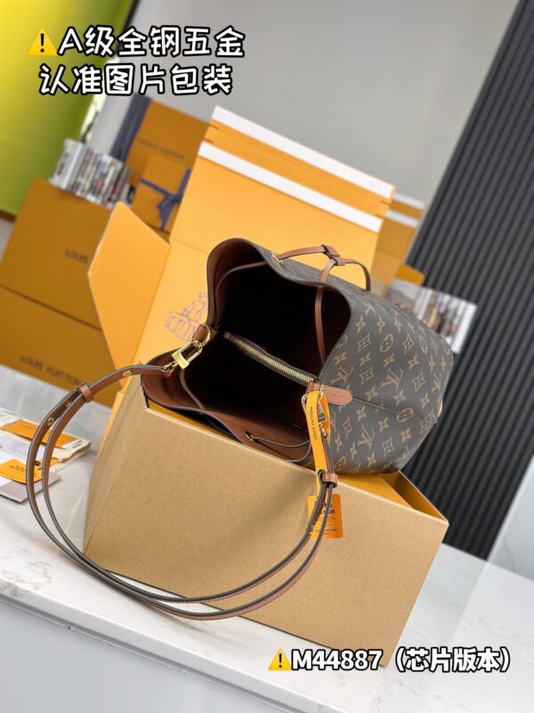 img_0653 NEONOE Medium M44887 Size 26x26x17.5 cm