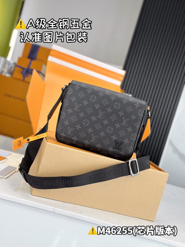 img_0808 DISTRICT Small Messenger Bag M46255 Size 26x20x7 cm