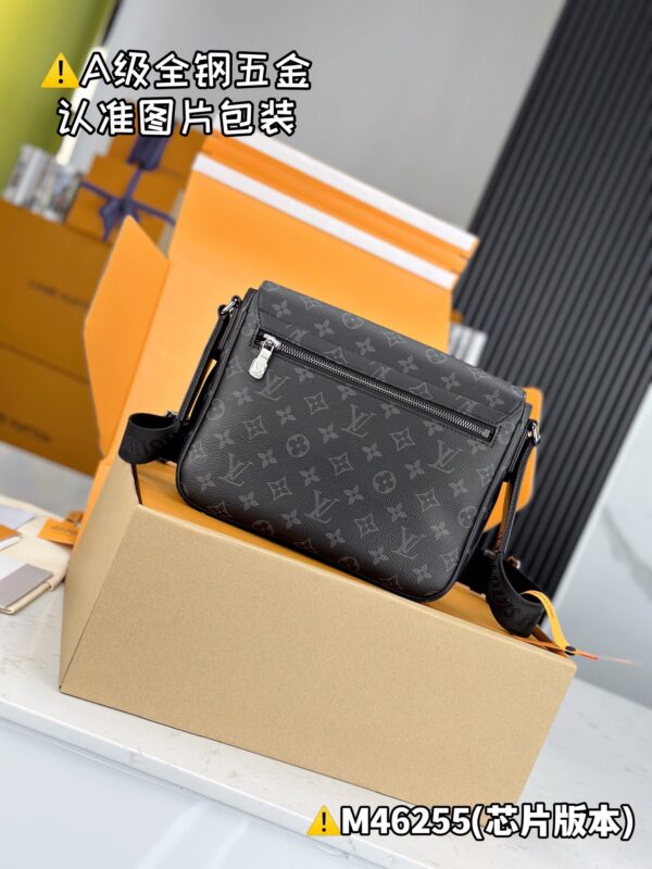 img_0809 DISTRICT Small Messenger Bag M46255 Size 26x20x7 cm