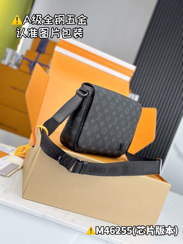 img_0810 DISTRICT Small Messenger Bag M46255 Size 26x20x7 cm