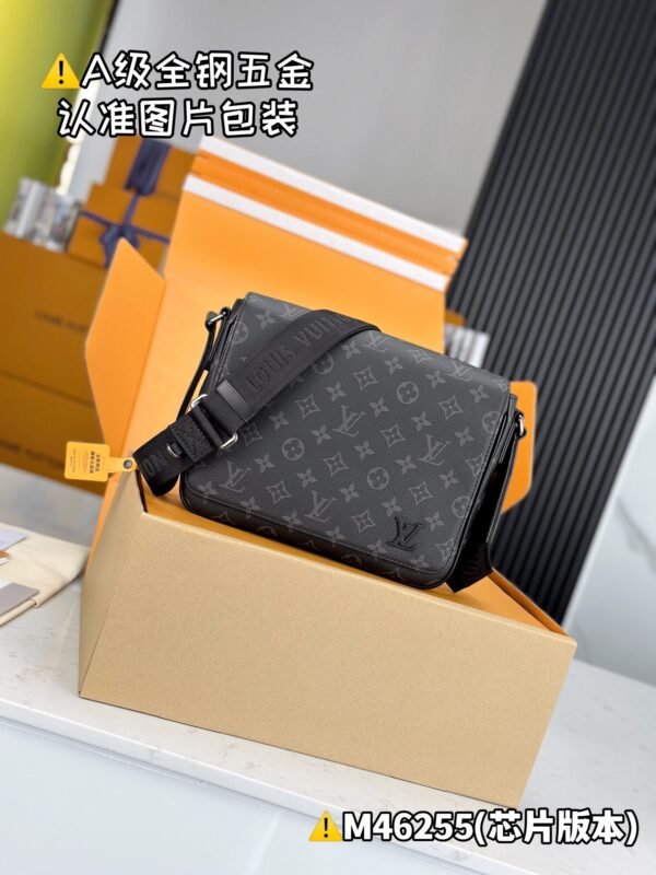 img_0812 DISTRICT Small Messenger Bag M46255 Size 26x20x7 cm