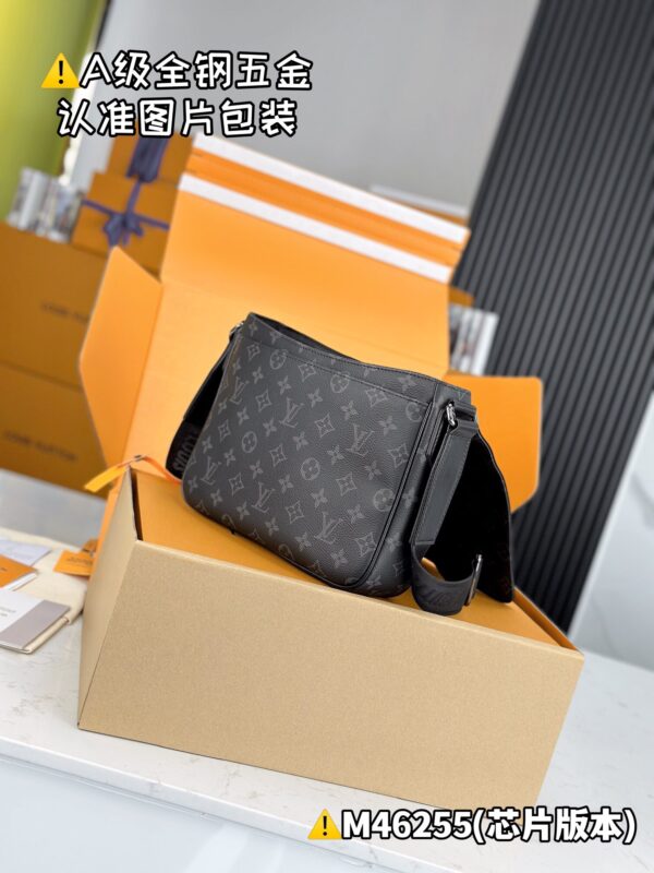 img_0814 DISTRICT Small Messenger Bag M46255 Size 26x20x7 cm