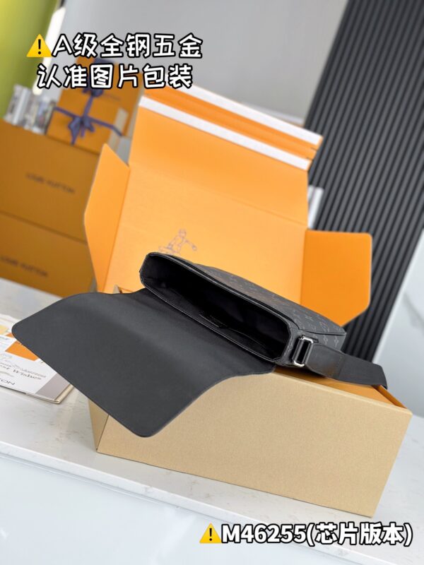 img_0815 DISTRICT Small Messenger Bag M46255 Size 26x20x7 cm