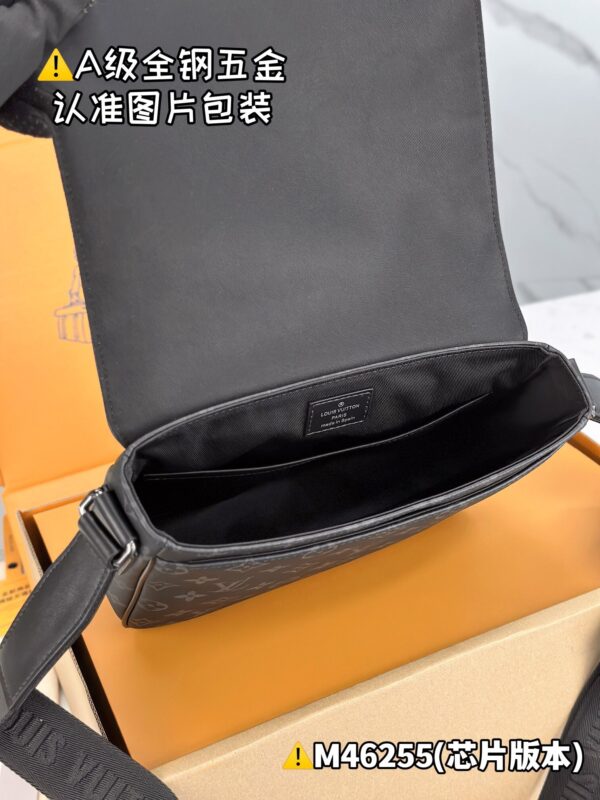 img_0816 DISTRICT Small Messenger Bag M46255 Size 26x20x7 cm
