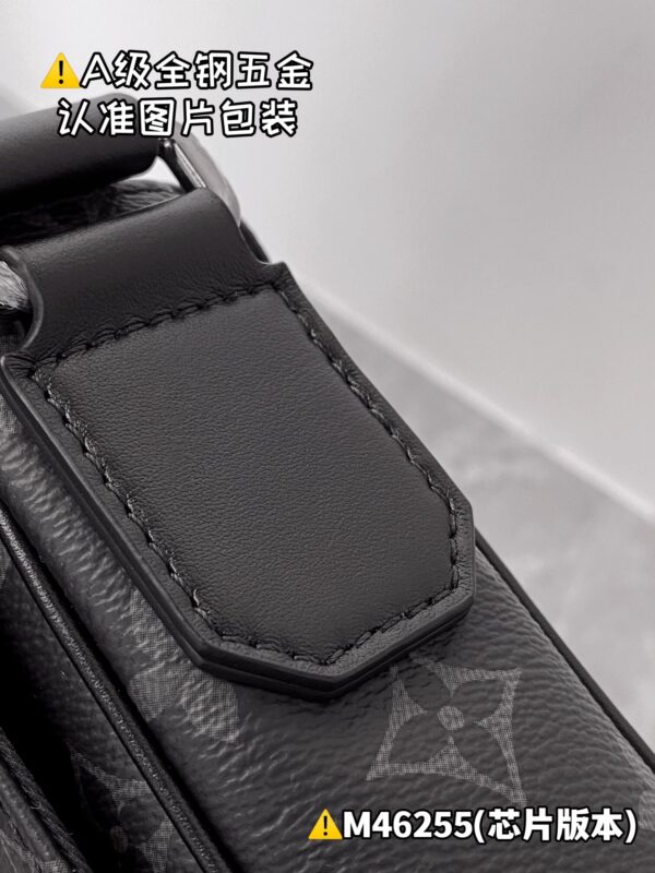 img_0819 DISTRICT Small Messenger Bag M46255 Size 26x20x7 cm