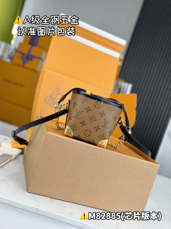 img_0899 Zjs jh Online Only M82885 Size 11.5x11.5x11.5 cm