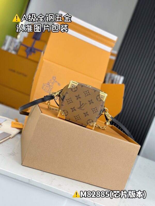 img_0901 Zjs jh Online Only M82885 Size 11.5x11.5x11.5 cm