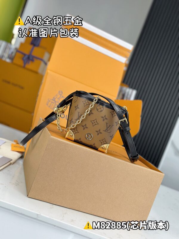 img_0902 Zjs jh Online Only M82885 Size 11.5x11.5x11.5 cm