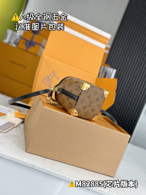 img_0904 Zjs jh Online Only M82885 Size 11.5x11.5x11.5 cm