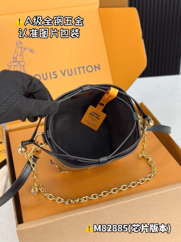 img_0906 Zjs jh Online Only M82885 Size 11.5x11.5x11.5 cm