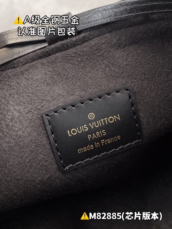 img_0915 Zjs jh Online Only M82885 Size 11.5x11.5x11.5 cm