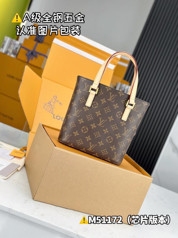 img_1065 M51172 Size 23x21x8 cm