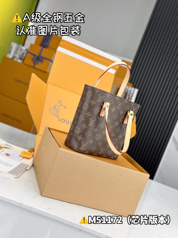 img_1066 M51172 Size 23x21x8 cm