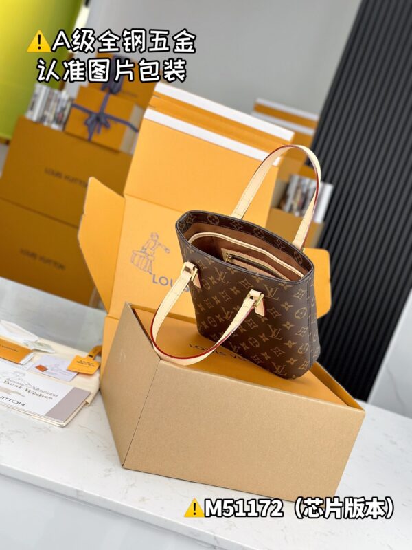img_1067 M51172 Size 23x21x8 cm