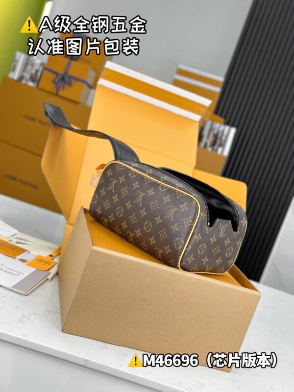 img_1131 DOPP KIT M46696 Size 28x15x16.5 cm