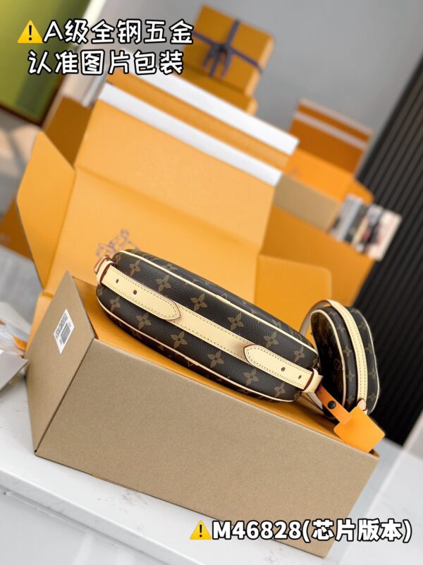 CROISSANT Medium M46828 Size 25 x 15 x 5 cm