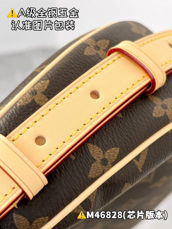CROISSANT Medium M46828 Size 25 x 15 x 5 cm