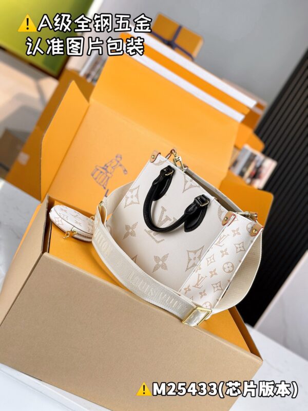 img_1530 ONTHEGO Small M25433 Size 25 x 19 x 11.5 cm
