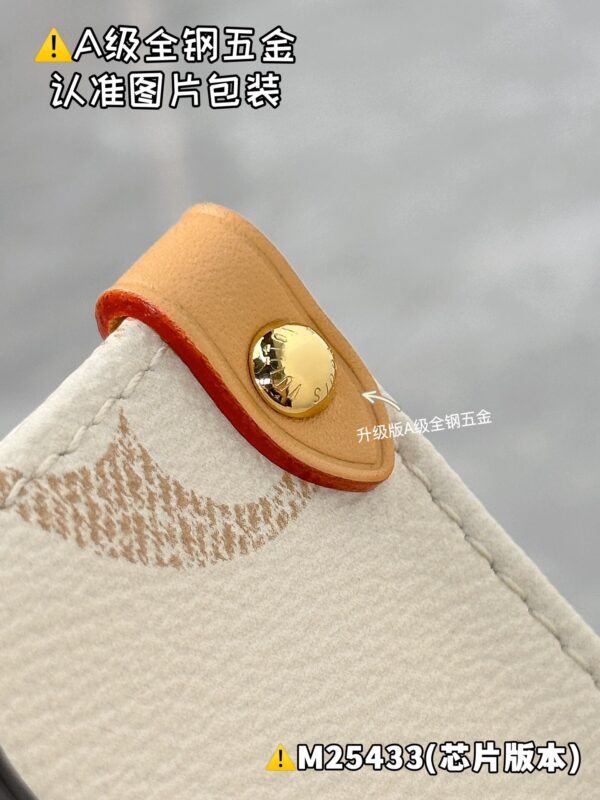 img_1539 ONTHEGO Small M25433 Size 25 x 19 x 11.5 cm