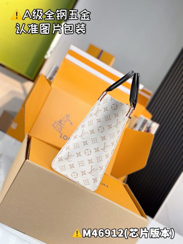 img_1544 ONTHEGO Medium M46912 Size 35 x 27 x 14 cm