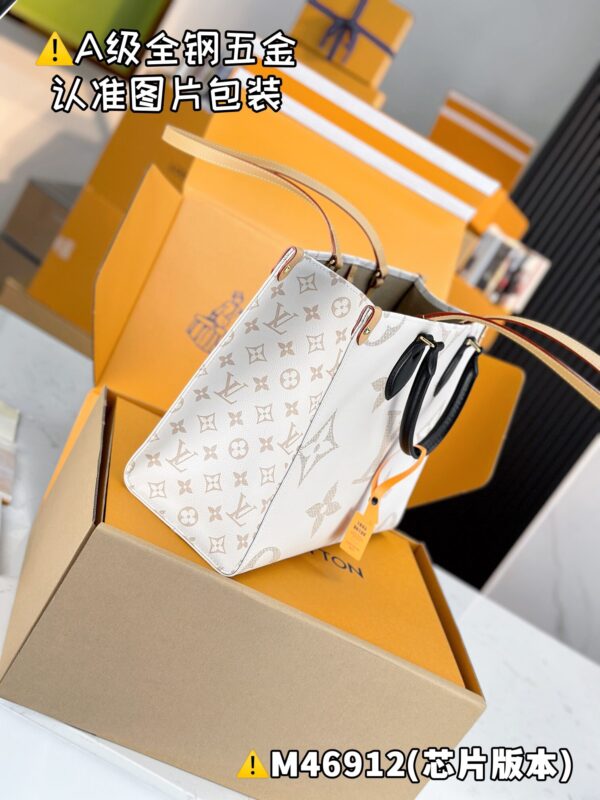 img_1548 ONTHEGO Medium M46912 Size 35 x 27 x 14 cm