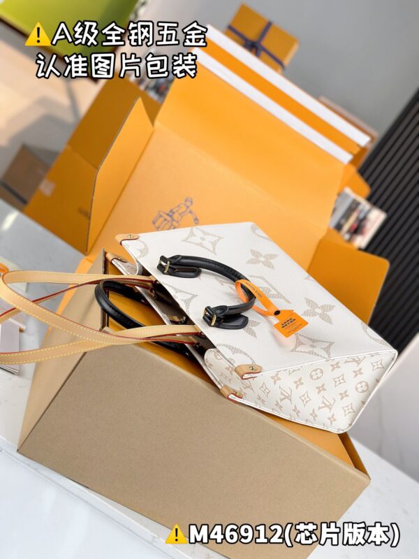 img_1549 ONTHEGO Medium M46912 Size 35 x 27 x 14 cm