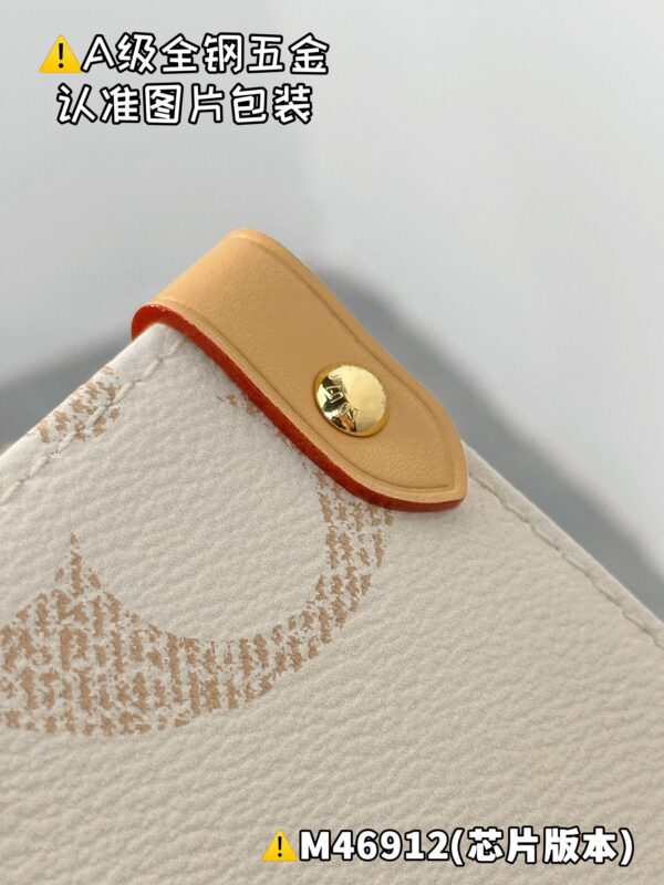img_1558 ONTHEGO Medium M46912 Size 35 x 27 x 14 cm