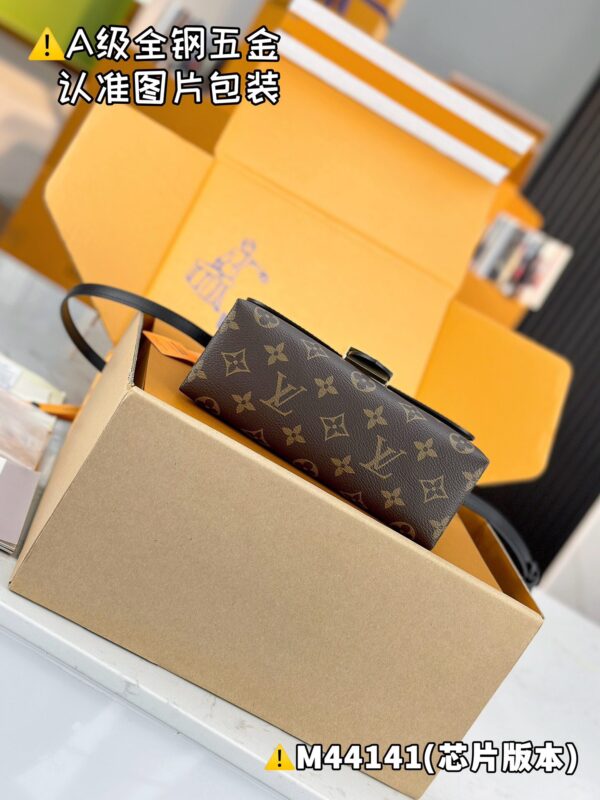 img_1671 LOCKY BB M44141 Size 20 x 16 x 7.5 cm