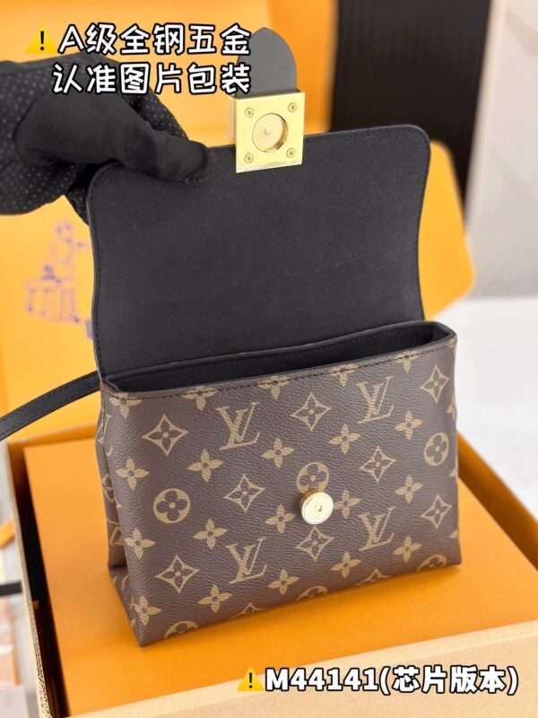 img_1675 LOCKY BB M44141 Size 20 x 16 x 7.5 cm