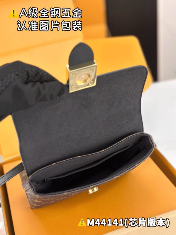 img_1676 LOCKY BB M44141 Size 20 x 16 x 7.5 cm