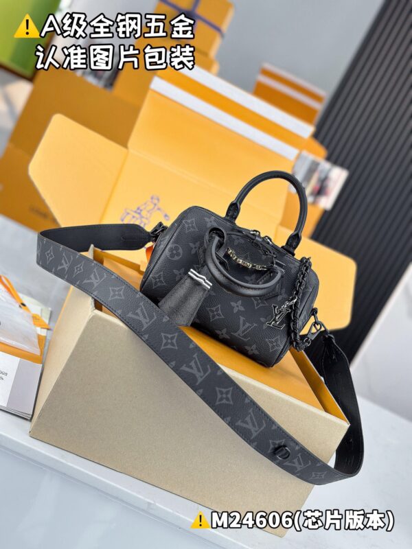 img_1781 SPEEDY 18 LV&I MONOGRAM ECLIPSE M24606 Size 18.5 x 12.5 x 10.5 cm